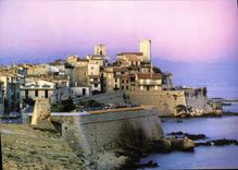 CPM Antibes Alpes Maritimes La Vieille ville et les remparts en debut de soiree 