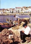 CPM Scenes de peche en Mediterranee Remmaillage de filets et bateaux de peche a quai 