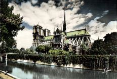 CPM Paris La Cathedrale Notre Dame et le Square de l'Eveche 