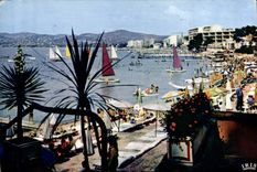 CPM La Cote d'Azur Juan les Pins La Plage Bateaux