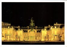CPM Chateau de Versailles Le chateau La cour de marbre la nuit 