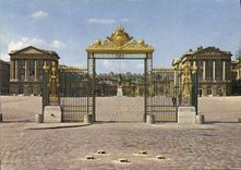CPM Versailles L'avant cour du palais avec la statue de Louis 