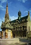 CPM Noyon Oise La fontaine et l'Hotel de Ville 