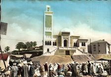 CPM Scenes Types d'Afrique du Nord Un Marche devant la Mosquee 