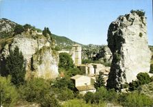 CPM En Parcourant le Languedoc Dans le cirqie de Moureze Herault Les vieilles maisons du Village et 