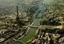 CPM Paris La Tour Eiffel et a droite le Palais de Chaillot et les Jardins du Trocadero 