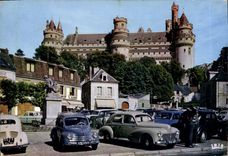 CPM Pierrefonds Oise La Place du Chateau Automobile