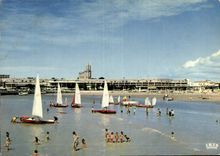 CPM Royan Cote de Beaute La Plage et le Front de Mer au fond de l'Eglise Notre Dame Catamarans