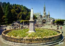 CPM Lourdes la Basiliqye et la Vierge Couronnee 