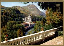 CPM Lourdes la Basilique et le Gave 