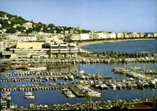 CPM La Cote d'Azur Inoubliable Cannes vue generale sur le port au premier plan le Palais des festiva