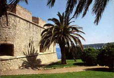 CPM Antibes Alpes Maritimes Promenade sous le Bastion St Andre 