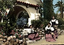 CPM Cote d'Azur Groupe de Jeunes files en costume folklorique 