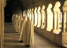 CPM Les haut lieux de Provence l'Abbaye de Senanque Procession dans le cloitre 