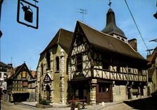 CPM Montlucon Allier les vieilles maisons autour de l'Eglise Saint Pierre 