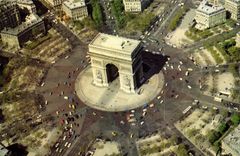 CPM Paris l'Arc de triomphe Place Charles de Gaulle 