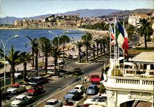 CPM La Cote d'Azur Cannes A M la Croisette et le Suquet vus du Carlton Hotel Coccinelle