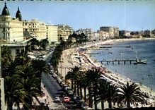 CPM La Cote d'Azur Cannes A M la plage et le boulevard de la Croisette Au premier plan le Carlton le