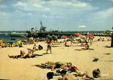 CPM Arcachon Gironde la plage au pied de la Jetee 