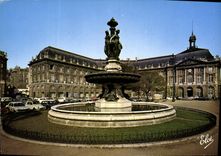CPM Bordeaux Gironde la Place de la Bourse et la Fontaine des Trois Graces 