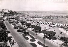 CPM Arcachon Gironde Vue generale de la Plage et des Boulevards Promenade 