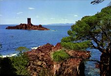 CPM La Corniche d'Or Roches rouges du Dramont Au fond l'Ile d'Or 