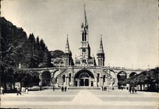 CPM Lourdes La Basilique vue de face 