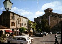 CPM Cagnes sue Mer La Place du Chateau et le Chateau 