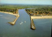 CPM Agde et ses Plages Herault vue aerienne sur l'embouchure de l'Herault a droite le Grau a gauche 