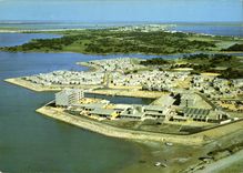 CPM La Grand motte Herault vue par avion sur la nouvelle Cite VVF son Port de Plaisance et sa petite
