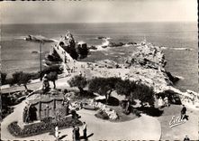 CPM Biarritz vue sur le rocher de la Vierge et le monument aux Morts 