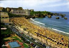 CPM Biarritz La Grande Plage et les deux Casinos au fond le Rocher de la Vierge 