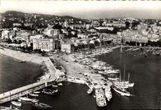 CPM Cote d'Azur Cannes Vue aerienne sur le Suquet Bateaux