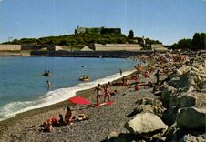CPM Cote d'Azur French Riviera Antibes Alpes Maritimes La plage devant le Fort Carre 