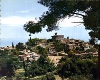 CPM Reflets de la Cote d'Azur Cagnes sur Mer A M Vue d'ensemble du Haut de Cagnes ovec le Chateau de