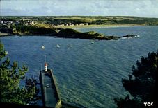 CPM La Bretagne Pittoresque a l'extremite de la Baie de Saint Brieuc Le Port d'Erquy La Pointe de la