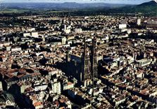 CPM Clermont Ferrand P de D Vue generale aerienne et la Cathedrale 