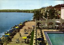 CPM La Cote d'Azur Menton la Promenade le Cap Martin vus du Casino sa Piscine 