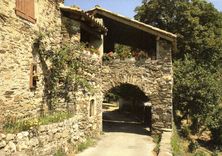 CPM Les Cevennes touristiques Vieille demeure a passage voute 