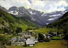 CPM Nos Belles Pyrenees Gavarnie H P le Village et le Cirque 