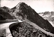 CPM Le Tourmalet Htes Pyr La Route a l'arrivee au Col 