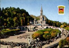 CPM Lourdes Les Malades assistant au Chemin de Croix 