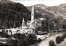 CPM Lourdes Hautes Pyrenees La Basilique 
