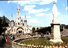 CPM Lourdes Hautes Pyrenees La Vierge couronnee et la Basilique 