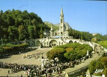 CPM Lourdes Les Malades assistant au Chemin de Croix 