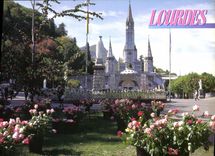 CPM Lourdes laBasilique et la Vierge Couronnee 