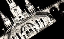 CPM Lourdes La Basilique Illuminee 