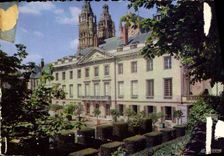 CPM Tours Le Musee des Beaux Arts et les Tours de la Cathedrale Saint Gatien 