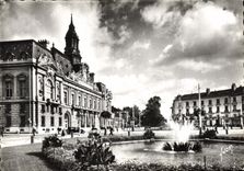 CPM Tours Place Jean Jaures et l'Hotel de Ville 