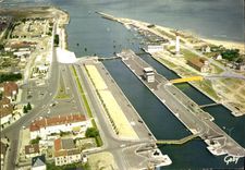 CPM La France Vue du Ciel Ouistreham Riva Bella Calvados Vue generale du Port 